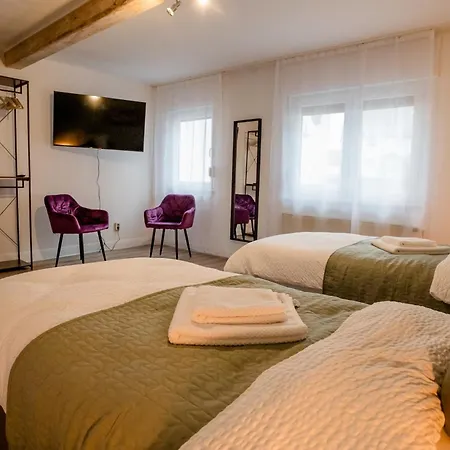 Janu-homes - 4 - 2 - 6 Betten - Boardinghouse Kirchplatz Apartment Mengerskirchen