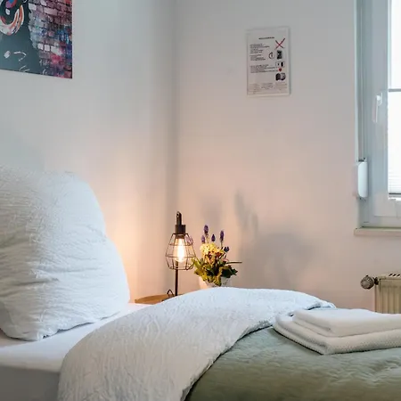 Janu-homes - 4 - 2 - 6 Betten - Boardinghouse Kirchplatz Apartment *